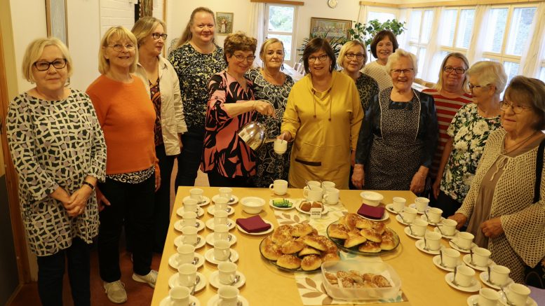 Harput kokoontuivat tiistaina Kellon seurakuntakodille suunnittelemaan yhteistä juhlaa naisjaoston 50-vuotisen toiminnan kunniaksi. Tuttuun tapaan Haukiputaan Mieskuorolle tarjoiltiin harjoitusten väliajalla kahvit. Mukana Harpuista olivat Irma Nyman, Aira Nyman, Paula Tapaninen, Kerttu Nuortimo, Raili Haapakangas, Anna-Liisa Auranaho, Sirkka Meriläinen, Arja Hautala, Anita Saarela, Maarit Laitinen, Mirva isola, Marja-Leena Teräs ja Leila Ojala. Kuva: Auli Haapala