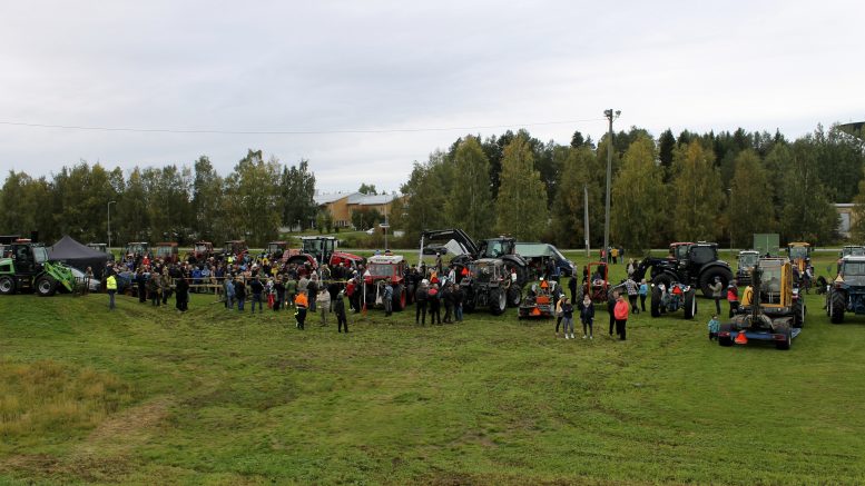 Torpanmäelle oli saapunut pilvisestä säästä huolimatta runsaasti väkeä ja koneita.