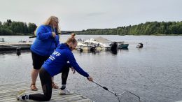 Kuvassa Iin kunnan hyvinvointikoordinaattori Riitta Räinä ja liikunnanohjaaja Taru Laukka.