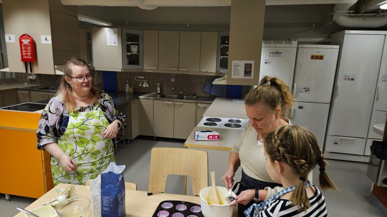 Muffinssien leivonnan paras osa taitaa olla erilaisten päällysteiden teko ja koristelu, tuumivat ohjaajat Ulla Jetsu (vas.) ja Sari Järvenpää tyttärensä Fannin kanssa.