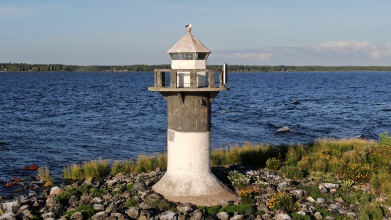 Rivinletto-loisto sijaitsee Haukiputaan edustalla ja toimii tärkeänä meri- ja maamerkkinä. Talvella "majakka" on myös suosittu retkikohde, jonne tullaan Kiiminkijoelta, Martinniemestä, Rivivinnokalta ja kauempaakin. Kuvat: Pekka Väisänen.