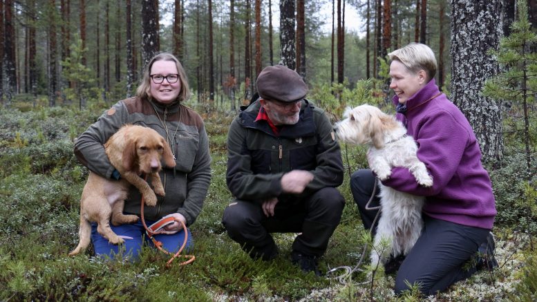 Emmi Pelttari, Rolle, Kari Hyytiäinen, Miia Mäkijouppila ja Vilja nauttivat kaikki viikonlopun ajokoetapahtumasta. Kuva: Anu Kauppila.