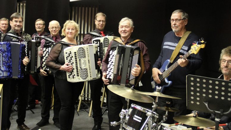 Kiimingin Harmonikat olivat 9-henkisellä kokoonpanolla konsertoimassa. Mukana olivat eturivissä Esko Holappa, Eija Kokko, Eero Heikkala, Matti Heikkala ja Timo Vuorma, keskirivissä Martti Hyry, Terho Kutilainen sekä Ari Kuopus. Takarivissä Timo Pesiö (vierailija) ja Jukka Ahonen.