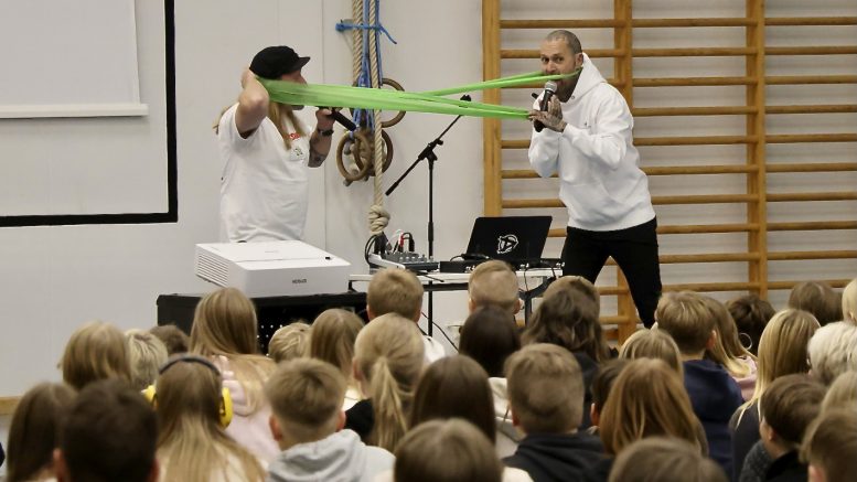 Jäälin koulun tilaisuuden aluksi Jarppi ja HP testasivat jumppakuminauhojen venyvyyttä. Kuvat: Teea Tunturi