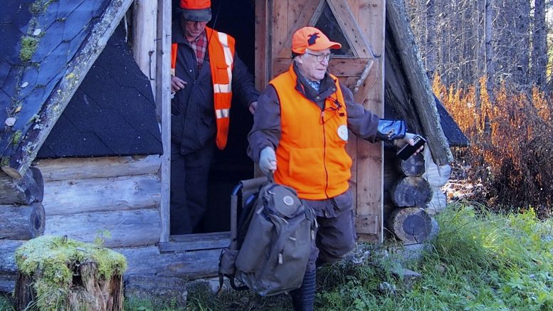 Hirviporukan ikänestorilla Ahti Pallaspurolla nousee jalka edelleen kepeästi, vaikka ikää onkin kertynyt. Jahti onkin Pallaspuron mukaan mainiota liikuntaa. Kuvat: Ritva Piri