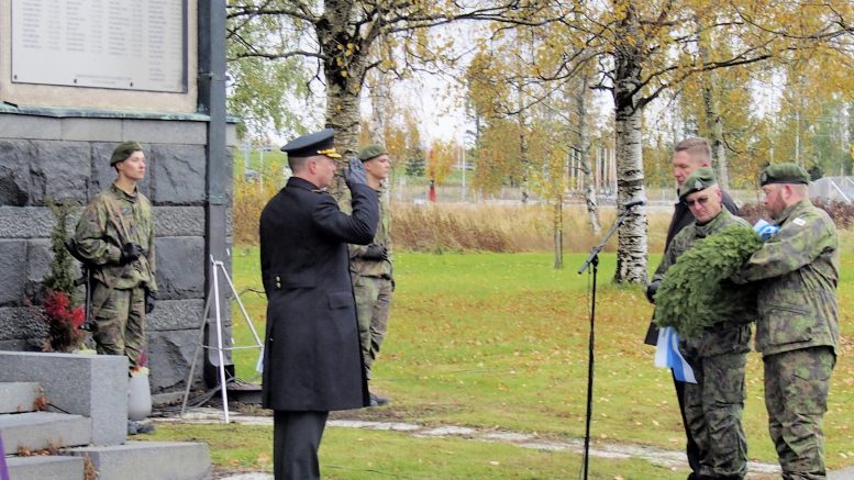 Seppeleen Kemiyhtiön vanhan pääkonttorin seinään sijoitetun kaatuneiden muistotaulun alle laskivat Kemin reserviupseerien ja Metsä Groupin edustajat.