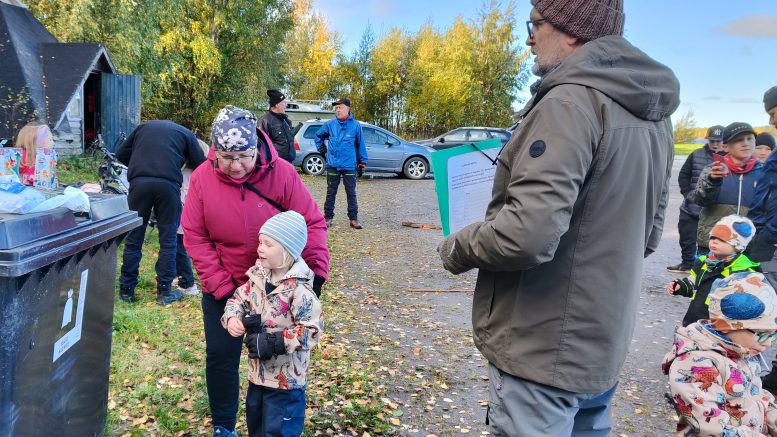 Aino pääsi valitsemaan palkintoa Esko Olkoniemen ohjauksessa.