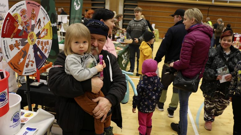 Kaksivuotias Mauri Annala oli pappansa Hannu Pelkosen kanssa mukana markkinoilla ja he viihtyivät mainiosti muun yleisön tapaan. Katseltavaa riitti ja ostoksiakin tehtiin. Kuvat: Auli Haapala