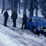 Tapio Kaupin Datsun 140 J Troodos-vuorella helmikuussa -76. Vierellä esikuntakomppanian miehiä. Kuvat: Tapio Kauppi