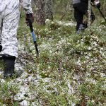 Mies metallinpaljastimen kanssa kulkee edellä, toinen pienen lapion kanssa perässä. Usko siihen, että etsityt löytyvät, on kova, mutta vielä ei ole tärpännyt.