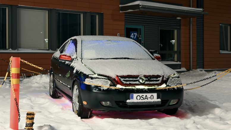 Tuunattu Opel Astra hehkuu valoissa ja välkkyy musiikin tahdissa. Auto herätti kiinnostusta sekä opiskelijoiden että vierailijoiden keskuudessa. Kuvat: Joona Karjalainen