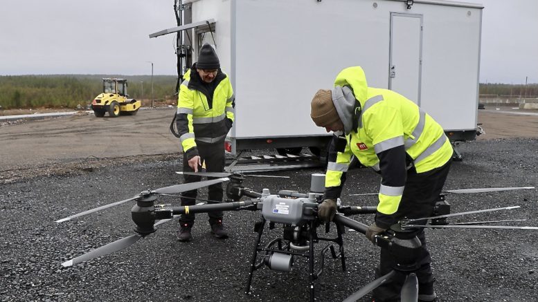 VTT:n johtava tutkija Timo Lind (vas.) ja erikoistutkija Jussi Kangasoja esittelevät droonia, jota Matava-hankkeessa käytetään. Kyseinen laite on DJI Flycart 30 drone. Kuvat: Teea Tunturi