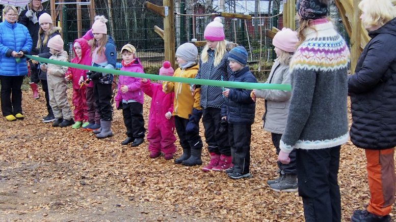 Avajaisiin kuuluu aina nauhan leikkaaminen, jonka leikkipuistossa saivat suorittaa itse käyttäjät eli lapset. Nauhaa pitelivät Eija Kaleva (takana) ja Maarit Tihinen, edessä selin Annika Ylitalo.