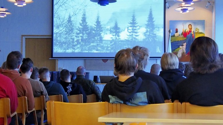 Sotaveteraanit, joita tämän vuoden alussa oli jäljellä noin kaksituhatta, eivät korkean ikänsä vuoksi enää juuri kykene osallistumaan kutsuntatilaisuuksiin, joten heidän kertomuksiaan kuultiin videon kautta.