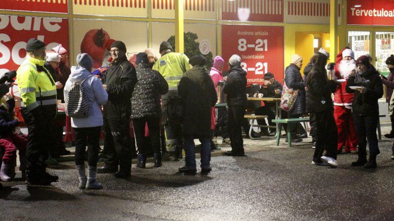 Kuivaniemen joulunavajaisiin tultiin käymään asiasta tehden ja osa poikkesi puurolla kauppakäynnin yhteydessä.