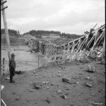 Iijoen rautatie- ja maantiesilta tuhoutuneena. Ii 28.9.1944.