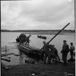 Kiiminkijoen yli rakennetaan tilapäissiltaa. Haukipudas 28.9.1944.