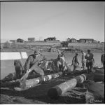 Liittoutuneitten lehtimiehet kiertomatkalla Pohjois-Pohjanmaalla. Kiimingissä nähtiin uuden sillankin olevan tekeillä. Oulu, Kiiminki-Pudasjärvi tie (Kuusamontie) 2.10.1944.