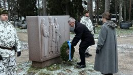 Itsenäisyyspäivänä laskettiin myös seppele sankarihaudalle Kiimingin kirkkomaahan. Kuva: Erja Haho