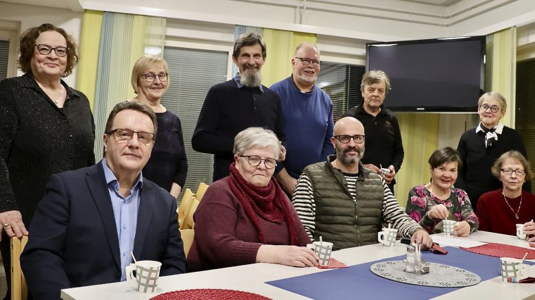 Kiiminki-Seuran syyskokousväki pohti kokouksessaan Kiiminkipäivien jatkoa, ja totesi, yhdistyksen johtokunnan tapaan, että perinteisen tapahtuman on jatkuttava. Kuva: Teea Tunturi