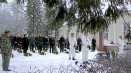 Rantapohjan alueella Suomen itsenäisyyspäivä juhlistetaan sekä kirkoissa, sankarihaudoilla että juhlasaleissa. Rantapohjan arkistokuvassa omaiset, vapaaehtoiset ja kunniavartio Yli-Iin sankarihaudoilla kunnioittamassa sankarivainajien muistoa 100-vuotisitsenäisyyspäivänä vuonna 2017. Kuva: Teea Tunturi