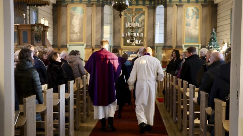 Ylikiimingin kappalainen Olavi Isokoski asteli kirkkoherra Pauli NIemelän rinnalla kirkon keskikäytävää messussa, jossa hän piti yli 32-vuotisen uransa lähtösaarnan eläkkeelle jäädessään. Kirkko oli täynnä väkeä. Kuvat: Teea Tunturi