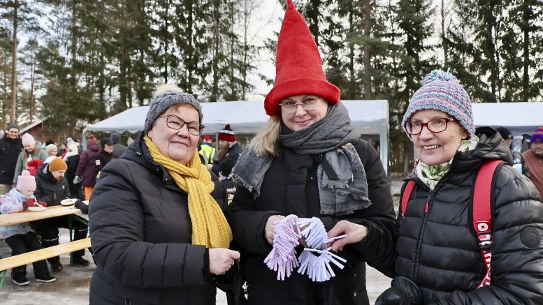 Maija Määttä ja Rauha Manninen ostivat arpoja LC Jäälin Anu Pyyköseltä. Naiset kehuivat Jäälin joulutorin tunnelmaa upeaksi. Lisää kuvia tapahtumasta on nähtävillä Rantapohjan nettisivuilla. Kuvat: Teea Tunturi