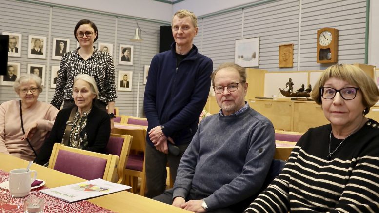 Muun muassa Terttu Holmi, Minttu Tavia, Ritva Karjalainen, Heimo Tomperi, Markku Koistinen ja Maija Pitkänen kokoontuivat Ylikiimingin yhteisötilaan Mielen voima -tapahtumaan. Päivän aikana todettiin, että hyvinvoiva mieli edistää toimintakykyä ja hyvää elämää. Mielekäs tekeminen ja tunne siitä, että olet tarpeellinen on ikääntyvälle tärkeää mielenterveyden kannalta. Kuva: Teea Tunturi