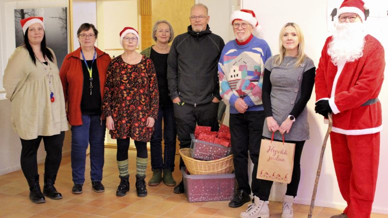 oulupukin apuna lahjapusseja jakoivat kehitysvammaisten toimintakeskuksen ohjaaja Minna Hiltunen ja rotaritonttu Hannu Vehkaperä sekä toimintakeskuksen ohjaajat Arto Parttimaa, Tarja Perttunen, Irma Tolonen, Jaana Savilaakso ja Heidi Goman.