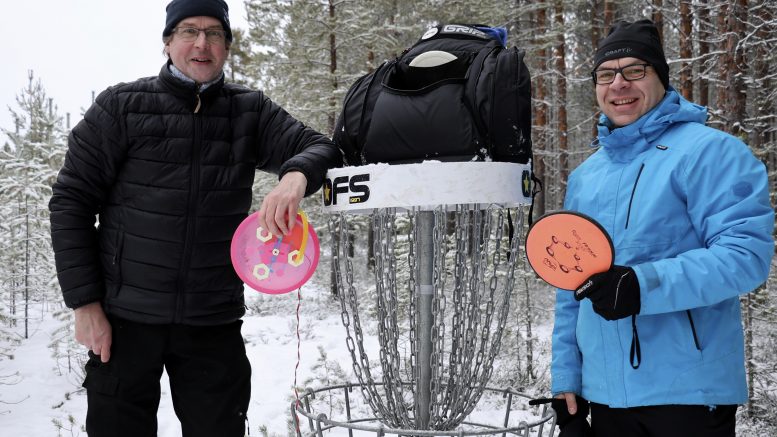 Jukka Tienhaara (vas.) ja Henri Koivumaa kävivät katsastamassa Haapatunturin frisbeegolfradan Annalankankaalla ja viimeistelemässä väylämerkintöjä. Radalle pääsee Annalankanaantien päässä sijaitsevalta parkkialueelta. Kuvat: Auli Haapala