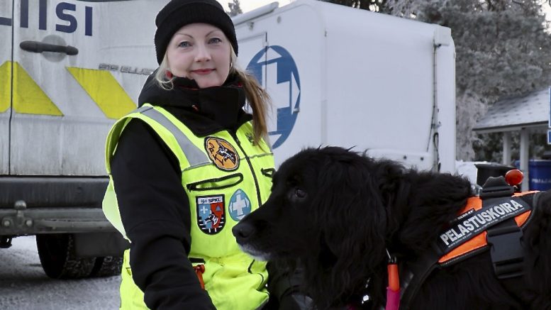 Hanne Kantola ja koulutettu etsintäkoira, hovawart Karu ovat tiivis parivaljakko. Auttamishalu, harrastuksen pitkäjänteisyys sekä luonnossa liikkuminen ovat tuoneet iiläislähtöisen Kantolan mukaan Vapaaehtoiseen pelastuspalveluun. Kuvat: Teea Tunturi