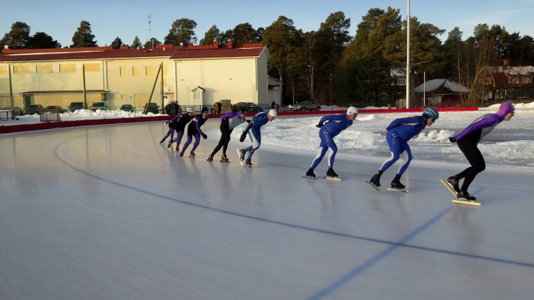 Pateniemen uudella tekojääradalla järjestettiin Ratamaratonin SM-kisat ja Oulun luistelumaraton 18.1.2025. Kisat keräsivät hyvin osanottajia kuudesta eri seurasta eri puolelta Suomea. Rata avattiin yleisön käyttöön 19.11.2023 ja toiminta luistaa täydellä teholla. Taustalla käytöstä poistettu Honkapirtti. Kuvat: Kari Holma