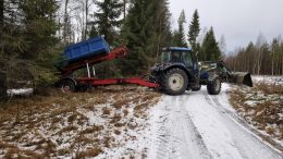 Jolosjoen kunnostajat kuljettavat talven aikana tonnikaupalla kiviä jokivarteen odottamaan kesää. Kuva: Juha Lindström