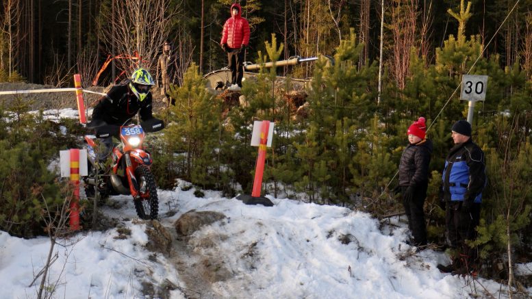 Oulun Moottorikerhon Tuomo Jurmu saapumassa ensimmäiseltä reittikierrokselta entiselle ajoharjoittelurata-alueelle. Jurmu oli lopputuloksissa sijalla 23, mikä oli toiseksi paras sijoitus järjestävän seuran kilpailijoista.