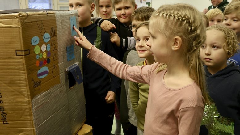 Jenna esittelee tulevaisuuden välipala-automaattia, joka tunnistaa sormenjäljestä oppilaan sekä hänen mahdolliset ruoka-allergiansa. MOK-viikolla Kiiminkijoen koulun oppilaat ovat pohtineet sitä, millaista opiskelu on ollut ennen, millaista se on nyt ja mitä tulevaisuudessa voisi olla. Kuvat: Teea Tunturi