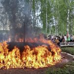 HEINÄKUU. Ylikiimingin tervasautiolla juhlittiin jälleen kerran tervahaudan sytytysiltaa osana Tervstiiman tapahtumia. Ensimmäistä kertaa oli niin, että tervahaudan latominen piti lämpimän sään vuoksi jakaa kahdelle päivälle. Kiimingin kirkkoherra Pauli Niemelä ja Oulun kaupunginvaltuuston puheenjohtaja Jarmo Husso saivat haudan syttymään yhden tulitikun raapaisulla. Kuva: Teea Tunturi