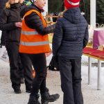 Kilpailujen johtaja Terhi Pesämaa (oranssi liivi) avustajineen valmistautumassa palkintojenjakoon.