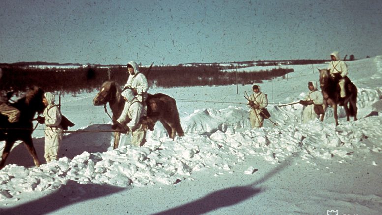 Suomenhevoset ovat olleet suomalaisten mukana monessa. Maaliskuussa 1942 Hämeen Ratsurykmentti oli marssilla Velikaja Nivassa Karjalassa. SA-kuva-arkisto