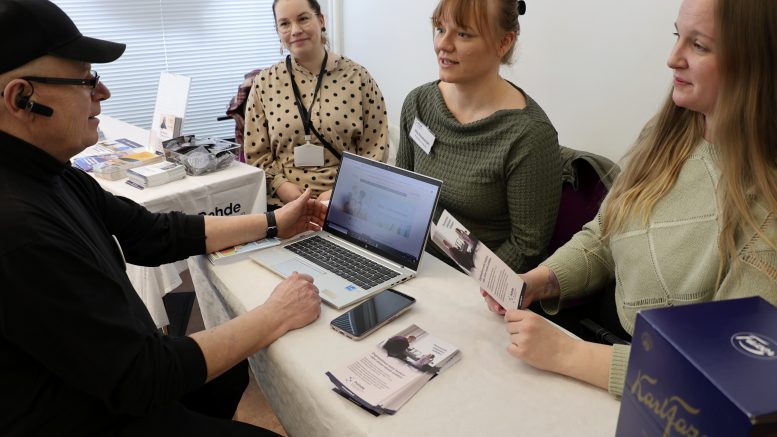 Veikko Heikkinen toimii Caritas-säätiön vapaaehtoisena Digi-Jelpparina, ja hänelle on tärkeää tuntea myös Pohteen verkkopalvelut. Haukiputaalla Pohteen digitaalisista palveluista kertoivat Karoliina Rajaniemi (oik.), Ulla Honkamäki ja Aino-neuvonnasta Neea Alho.Kuvat: Auli Haapala