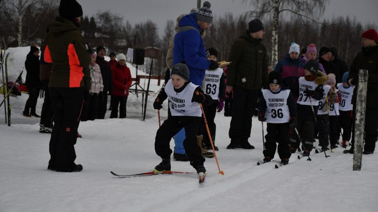 Hiihtocup on leikkimielinen tapahtuma, johon kaikki ovat tervetulleita. Lähtötilanteessa on aina kova tohina. Arkistokuva: Pirjo Holappa