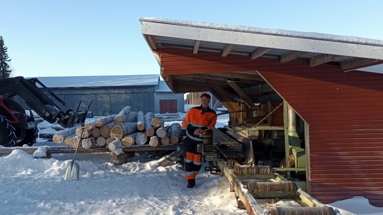 Elämäntyöpalkinnon saanut Jouni Mähönen sahallaan.