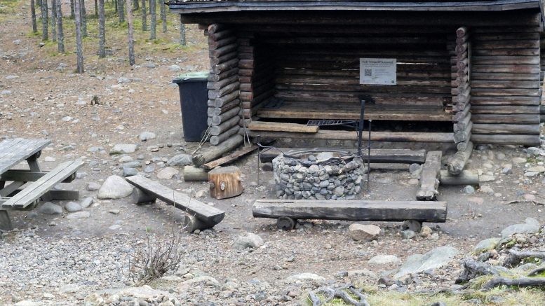 Haukiputaan Ladun laavu ja nuotiopaikka kuvattuna Runtelinharjulta, jonne näköalatorni rakennetaan. Kuva: Hannu Liljamo.