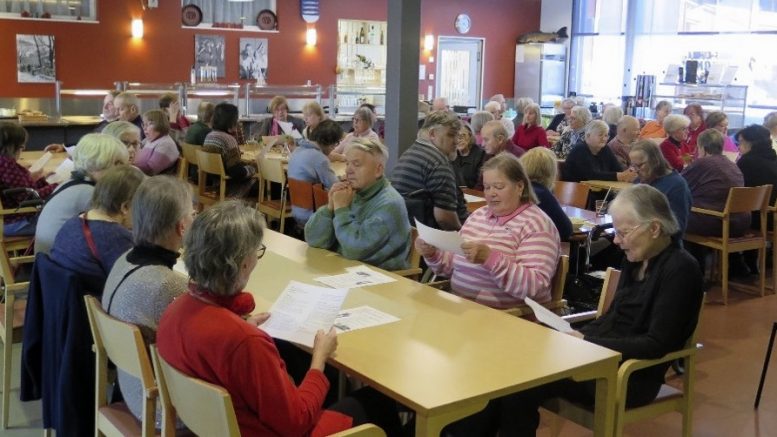 Väki kokoontui ystävänpäivänä Nyymanniin tapaamaan tuttuja ja tuntemattomia, laulamaan yhdessä ja nauttimaan tarjoilujen antimista. Kuva: Tapio Kangas