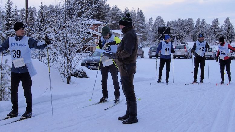 Kilpailijat starttasivat innolla liukkaalle ja hyväkuntoiselle ladulle. Lähtövuoroaan odottamassa taitosarjan Vesa Kortetjärvi Pohjois-Pohjanmaalta (39), Hannu Pääkkö (40) ja Juhani Kivioja (41) Keski-Pohjanmaalta sekä Timo Hökkä (42) Pohjois-Pohjanmaalta ja Satu Kauppinen (43) Keski-Pohjanmaalta. Kilpailijoita matkaan lähettämässä Matti Heinonen. Kaikkien osallistujien hiihtomatkana oli 8,5 kilometriä ja tehtäväpisteitä matkan varrella kahdeksan. Kuvat: Ritva Piri