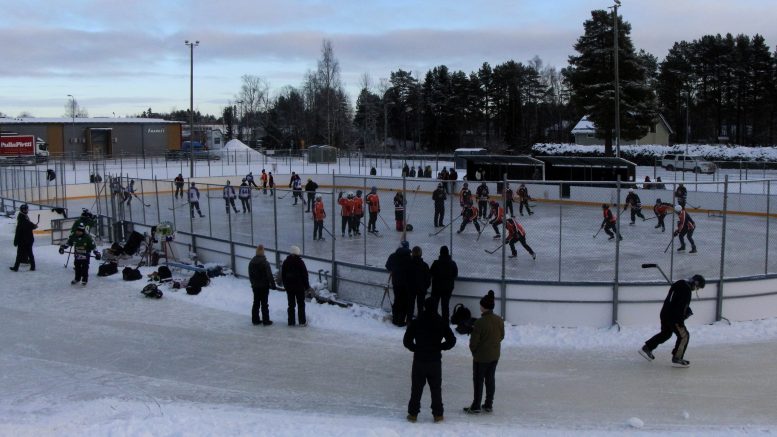 Iin keskuskentällä riitti lauantaina hulinaa, kun 10 joukkuetta otti toisistaan mittaa pipolätkäturnauksessa.