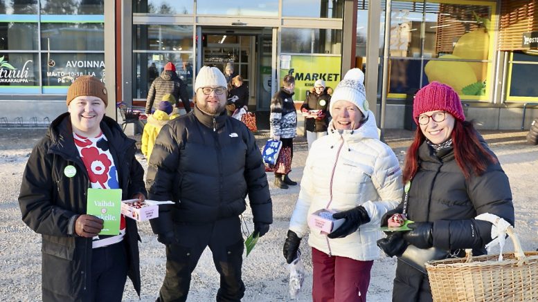 Jääliläinen Jere Tapio, somerovaaralainen Mikko Kauppinen, ylikiiminkiläinen Eeva-Maria Parkkinen ja jääliläinen Sirpa Tikkala kertoivat, että vaalityö on lähtenyt liikkeelle hyväntuulisesti. Vielä etsitään ehdokkaita ja herätellään äänestäjiä vaalikevääseen. Kuva: Teea Tunturi