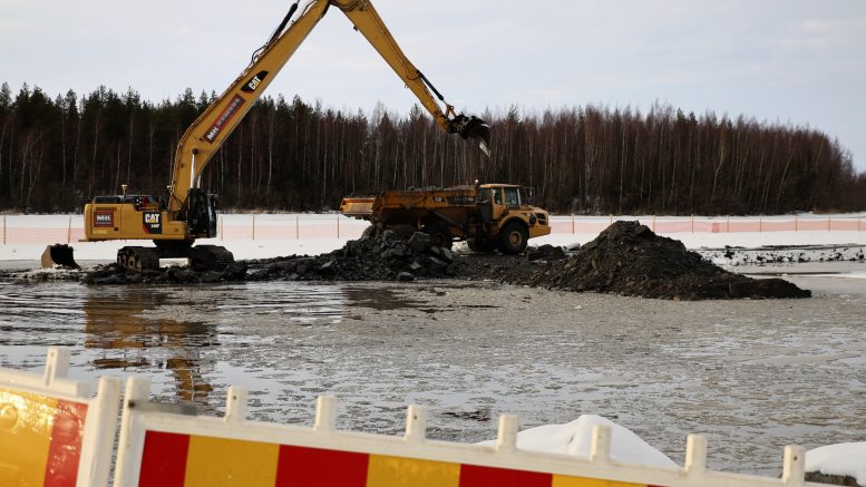 Turvallisuussyistä satama-alueella ja Luotsiasemantiellä tulee välttää tarpeetonta liikkumista. Kuva: Auli Haapala