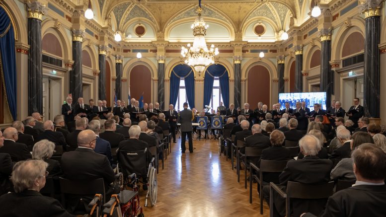 Oulun kaupungintalon juhlasali täyttyi lauantaina kutsuvieraista. Kuva: Aleksi Tuomela