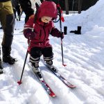 Hiihtokilpailussa palkittiin kaikki osallistujat. Sylvia Höyhtyä lähdössä tavoittelemaan mitalia.