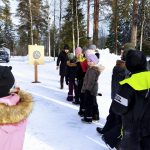 Tikanheittokisaan osallistuivat kaikki laskiaistapahtuman kävijät.